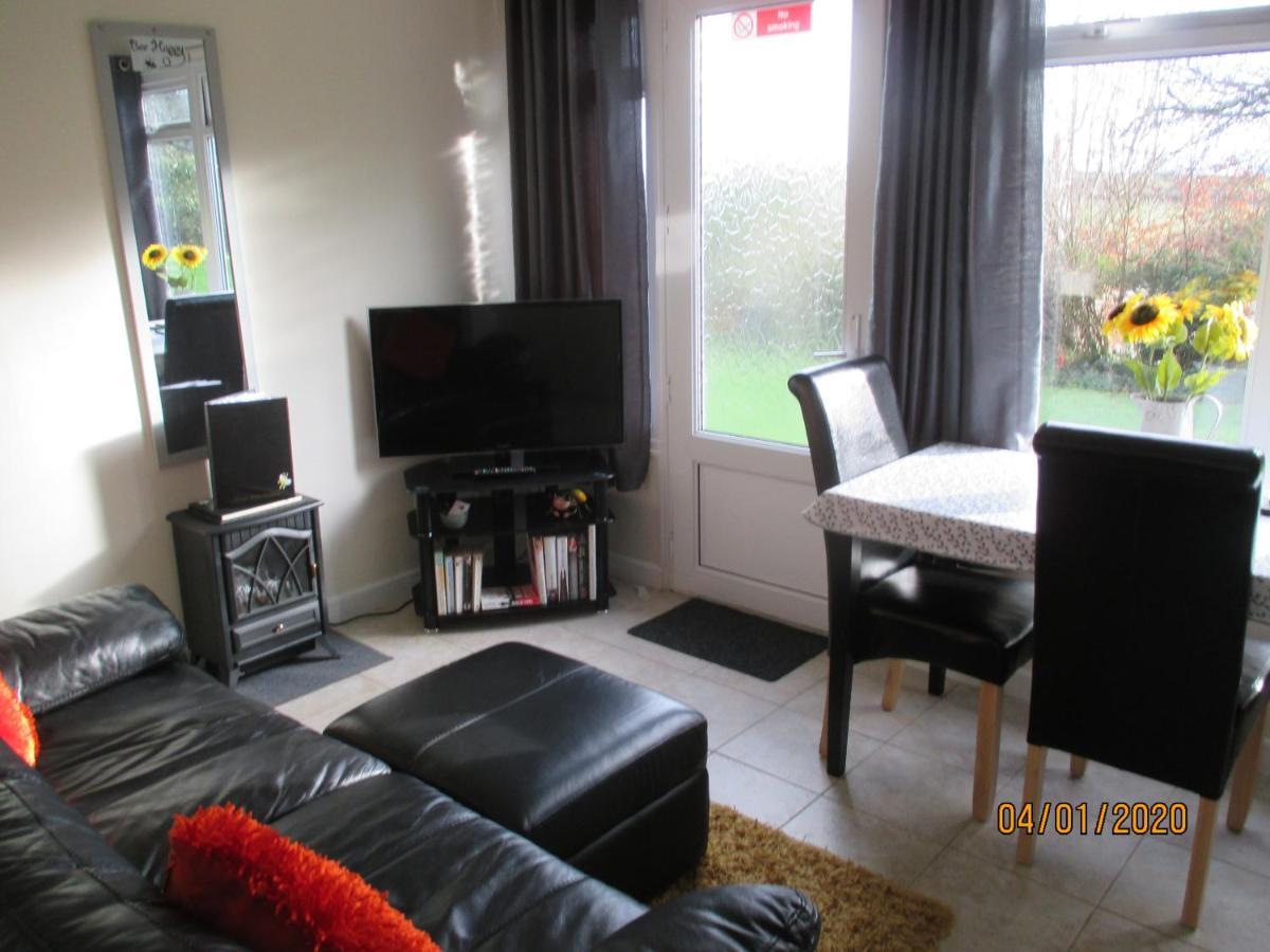 Bumblebee Villa Dartmouth Exterior photo